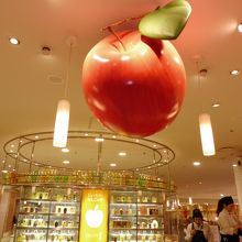 目立つリンゴのオブジェ