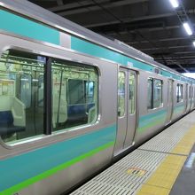 品川駅に停車中の常磐線の電車