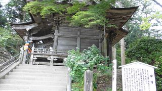 月見坂の途中にあります