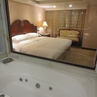 浴槽は広いけど、金具をみると少し古いのかなぁと思った。