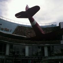 ロイヤル・ガーテンプラザの入口に飛行機が突入している像です