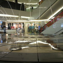 ロイヤル・ガーテンプラザ内部にある噴水の様子です。