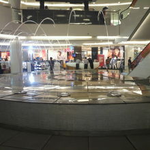 ロイヤル・ガーテンプラザの噴水が高く上がっています。