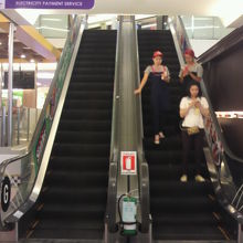 ロイヤル・ガーテンプラザを上下するエスカレーターの様子です。