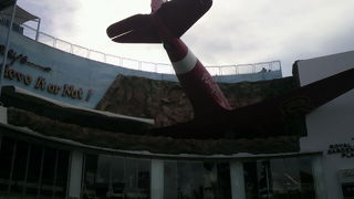 ロイヤル・ガーテンプラザの入口に飛行機が突入している像は、印象の強いものがあります。