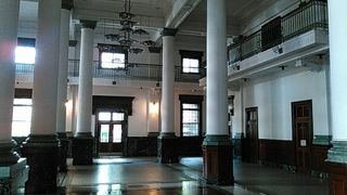 天井が高く、神殿のような独特の雰囲気