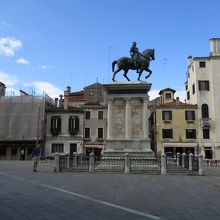教会の前の広場にあるコッレオーニ騎馬像
