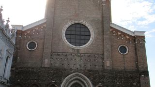 ステンドグラスが大変美しい教会です