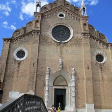 サンティ・ジョバンニ・エ・パオロ教会に似た構えです