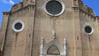 サンティ・ジョバンニ・エ・パオロ教会に似た構え、鐘楼には気付きませんでした