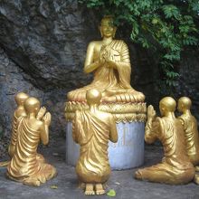 丘に登る道の途中には仏教関連の像がありました。