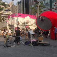 休日を中心に路上ライブなども開催されています