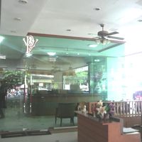 ザ　プリヴィホテルのフロントの様子をガラス越しに見ています。