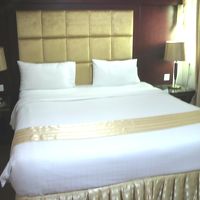 ザ　プリヴィホテルの客室ベッドの様子です。落ち着いた感じです