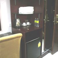 客室内の冷蔵庫等の調度品の様子です。落ち着いた感じです。