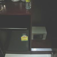 ホテルの客室内の冷蔵庫とセーフティーボックスの様子です。