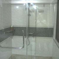 ザ　プリヴィホテル客室のシャワー区画の様子です。綺麗です。