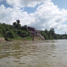 途中、橋の下をくぐったりします。