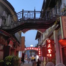 １本右側の裏通り