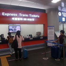 直通列車のチケット売り場と出国審査場とが隣接しています