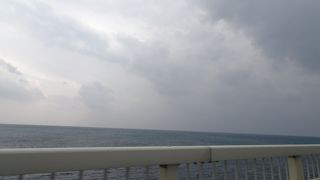 橋を渡りながら宮古島の海を楽しめます