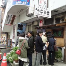 開店前に並びます