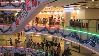 クリスマスシーズンのユニクロ (セントラルワールド店)