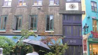 小さなショップが集まっている裏路地的広場