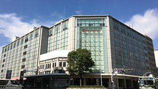 河原町の交差点にあるデパート