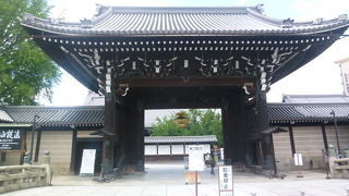 東本願寺とはお堂の位置が逆です！