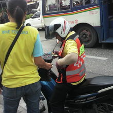 事前の交渉額を支払う客とお釣りを渡そうとする運転手の姿です。