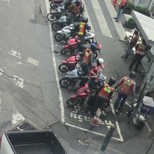 白い待機線の中で客を待つ、バンコクのバイクタクシーの列です。