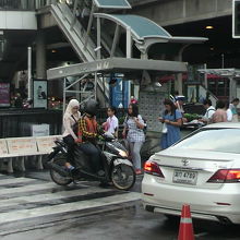 利用客も列を作って、順番に、到着するバイクタクシーを待ちます