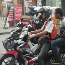 ベアリングでの光景です。なんとなくバイクタクシの列が。