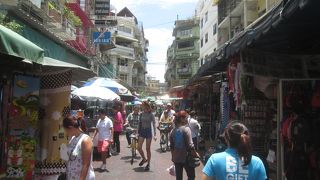 ワニット通りのソイ１にある市場