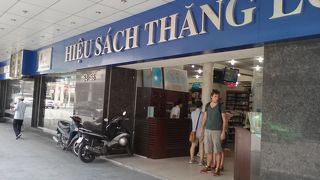 おもちゃや文具もある