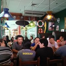 アヤラの支店は小さい店なので、すぐに一杯になってしまいます