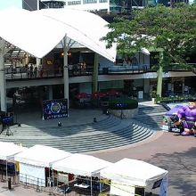 アヤラの3階。中庭に面した場所にあります。