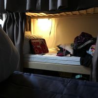 １段の頭は下げないと当たります。ベッドは短いです。