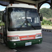 フアイサイのツーリストバスは、タイから友好橋経由の観光旅行者が多く利用しています。