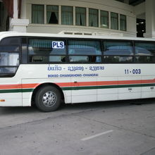 ラオスのツーリストバスです。右側通行のため乗客は、右から乗車