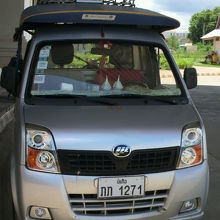 ラオス側のソンテウも右側に駐車します。友好橋の間のみの運行