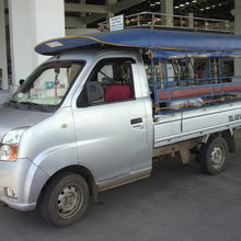 ラオス側のソンテウも右側に駐車します。左側ハンドルです。