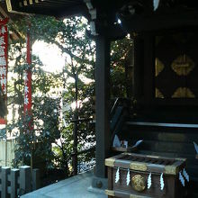 門の陰であまり目立たない場所です。