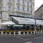 ウィーンを代表するカフェ。まさにウィーン・カフェ文化の中心に位置しています。