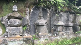 崖に彫られた石塔です