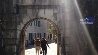 旧市街に入る門の一つ