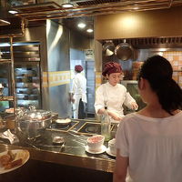 朝食ブッフェのエッグステーション