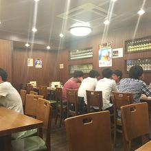 テーブル席が並ぶ