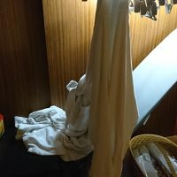 高さのないクローゼットに無理やりつるされたバスローブ